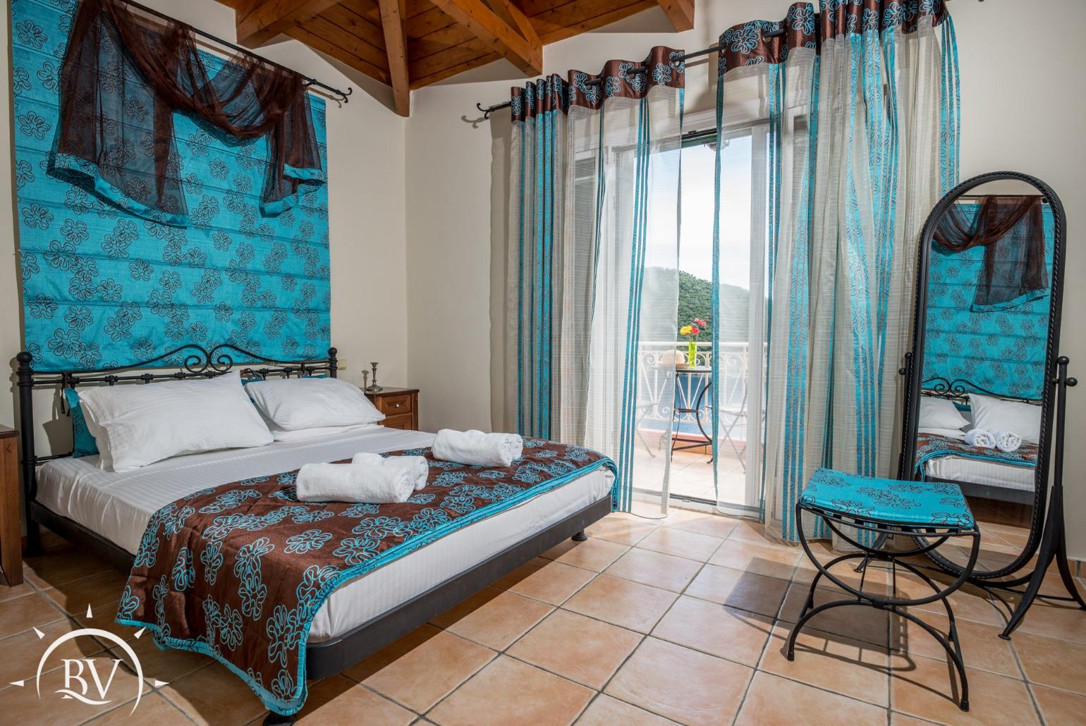 Double bedroom with en suite bathroom, A/C, and balcony access with sea views