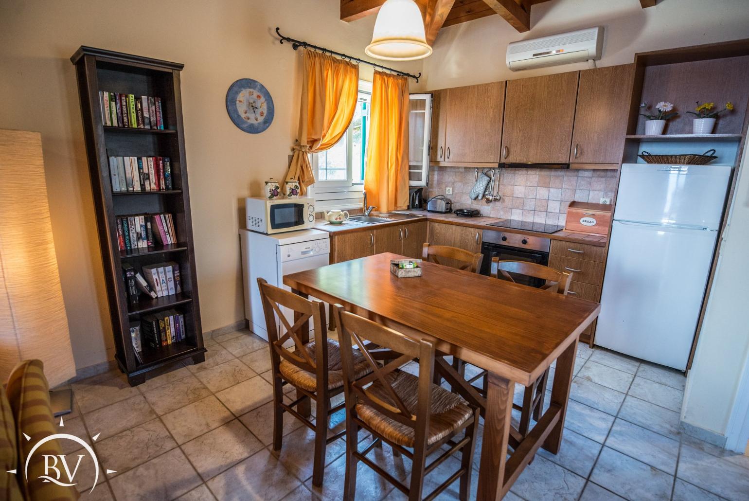 Equipped kitchen with dining area 