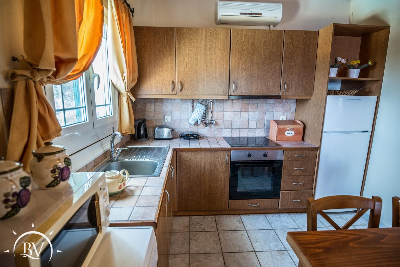 Equipped kitchen with dining area 