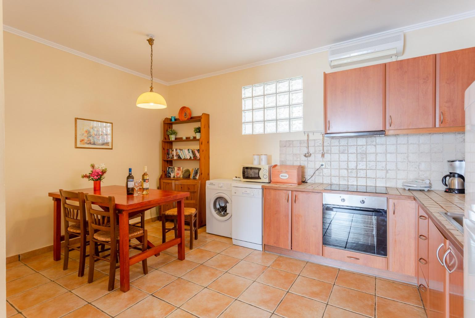 Dining area and equipped kitchen