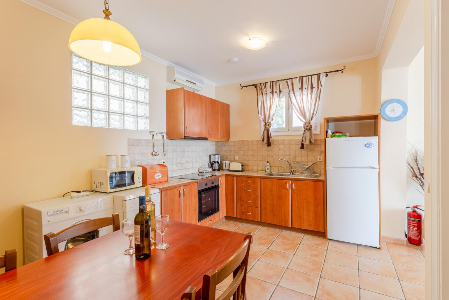 Dining area and equipped kitchen