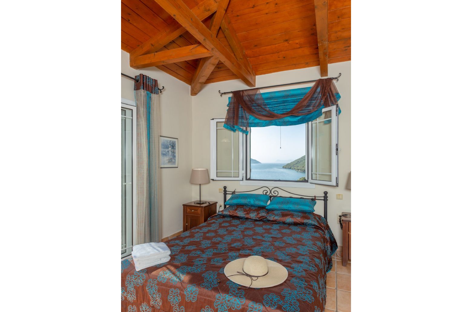 Double bedroom with en suite bathroom, A/C, and balcony with panoramic sea views