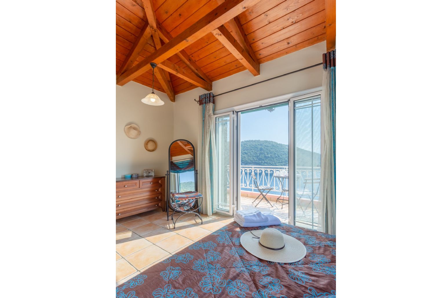 Double bedroom with en suite bathroom, A/C, and balcony with panoramic sea views