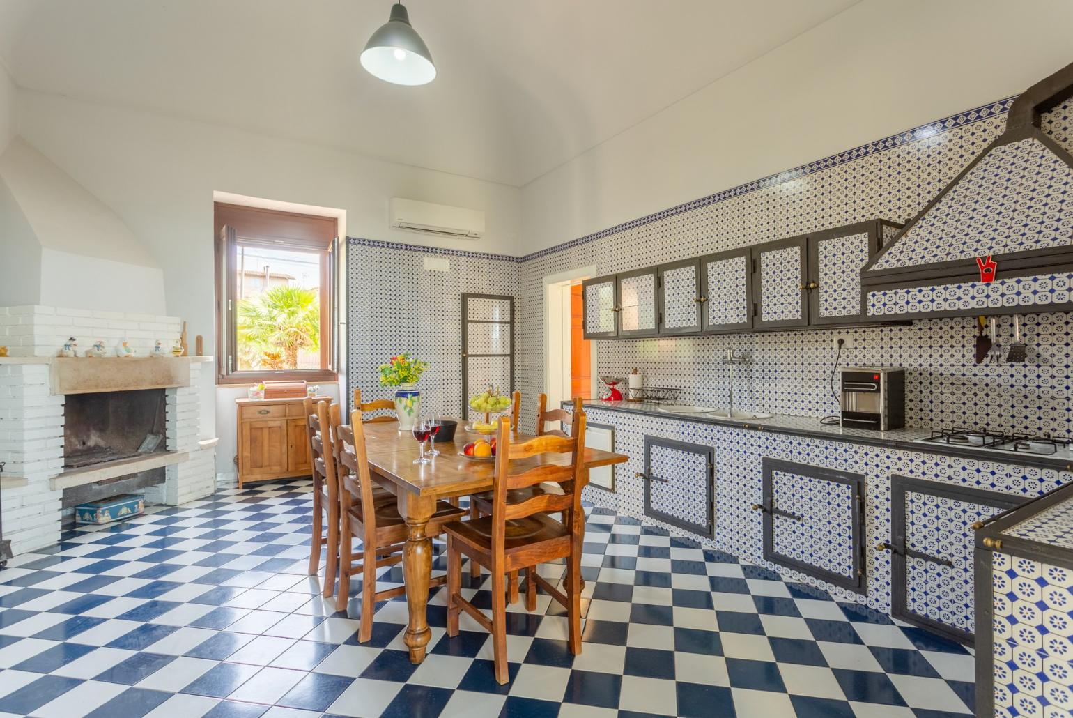 Equipped kitchen with dining area, ornamental fireplace, and A/C