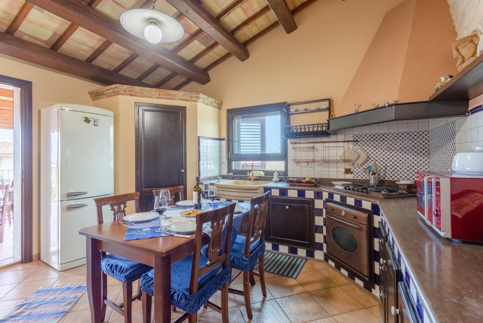 Dining area and equipped kitchen