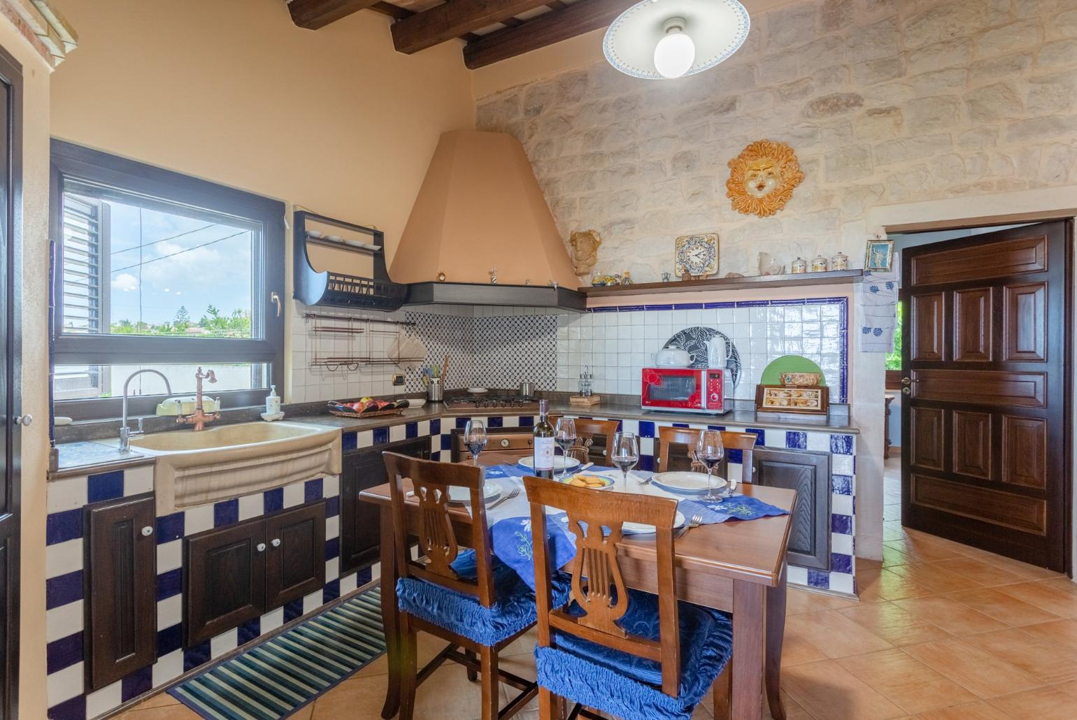 Dining area and equipped kitchen