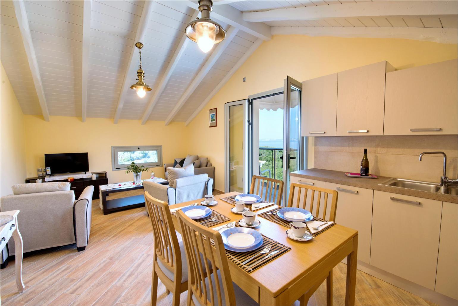 Equipped kitchen with dining area 