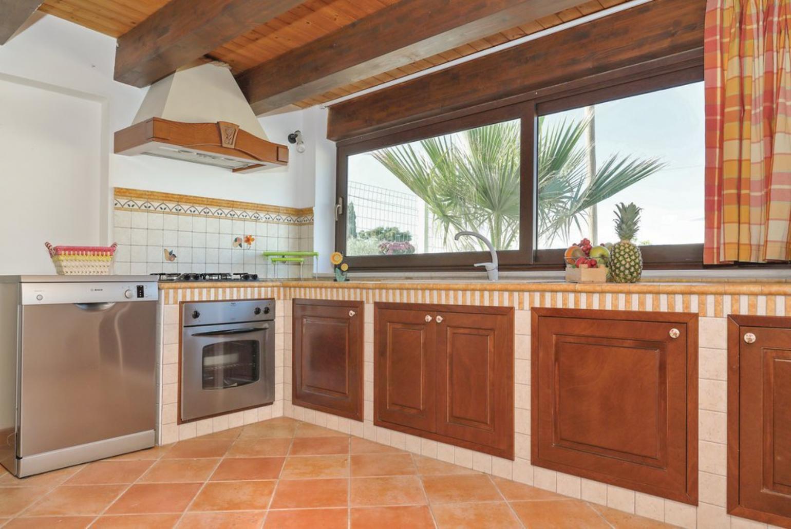 Equipped kitchen with dining area 