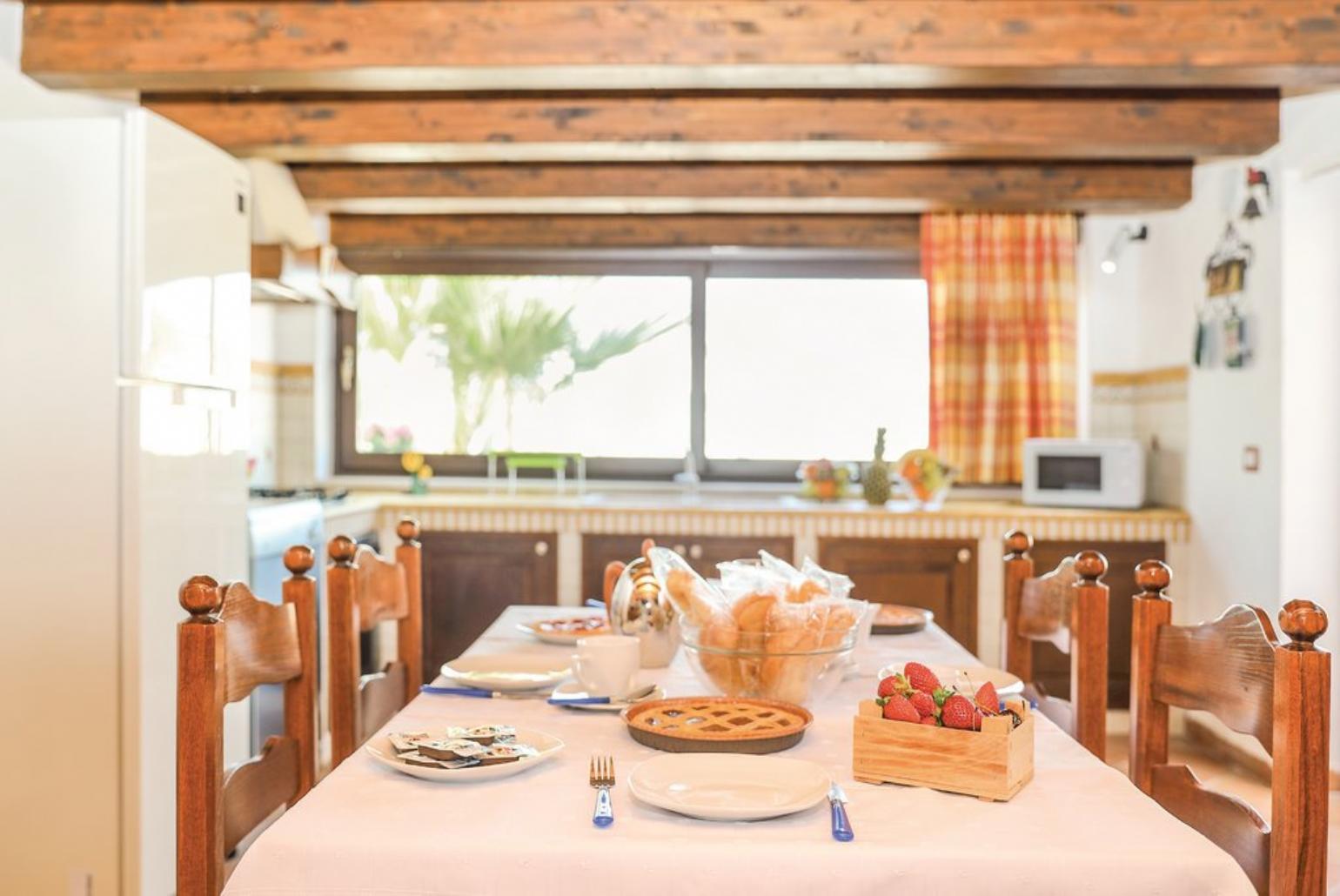 Equipped kitchen with dining area  