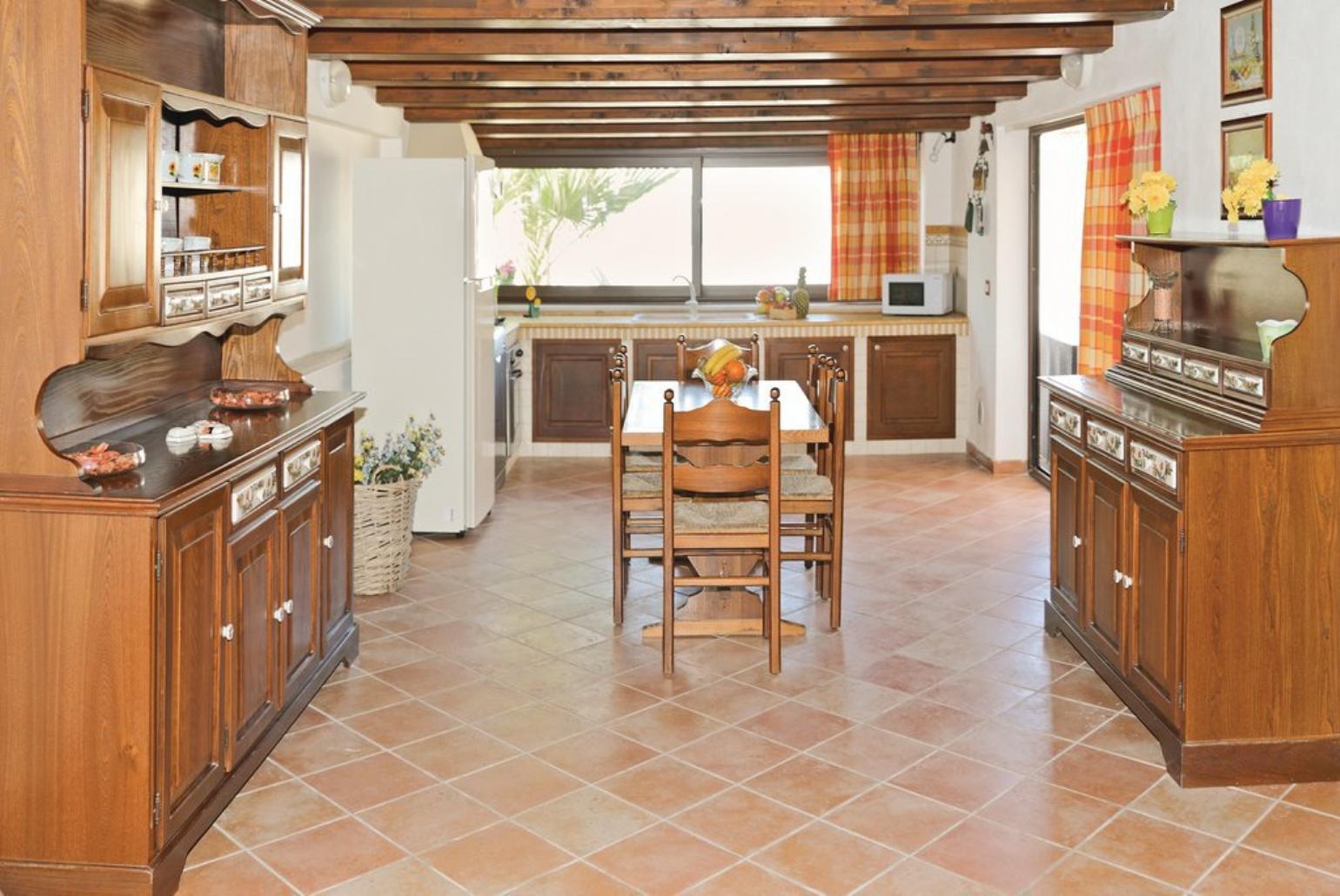 Equipped kitchen with dining area 