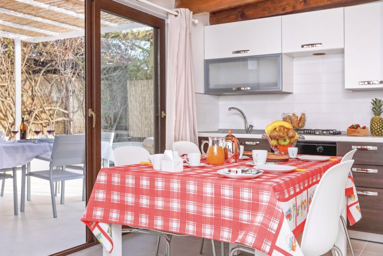 Equipped kitchen with dining area