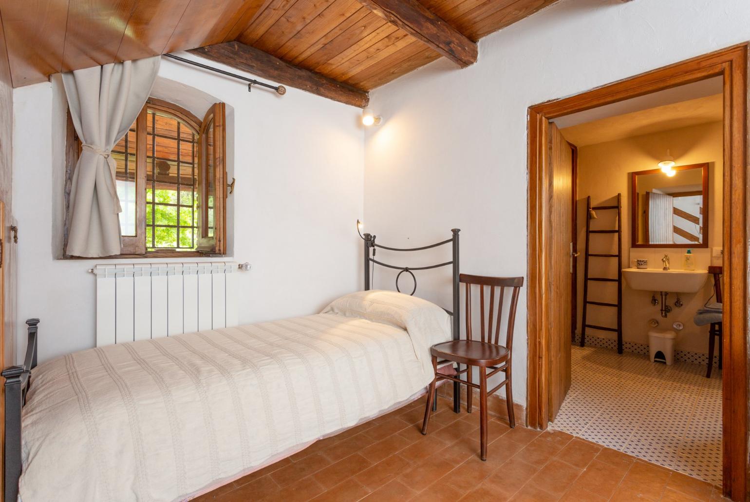 Twin bedroom