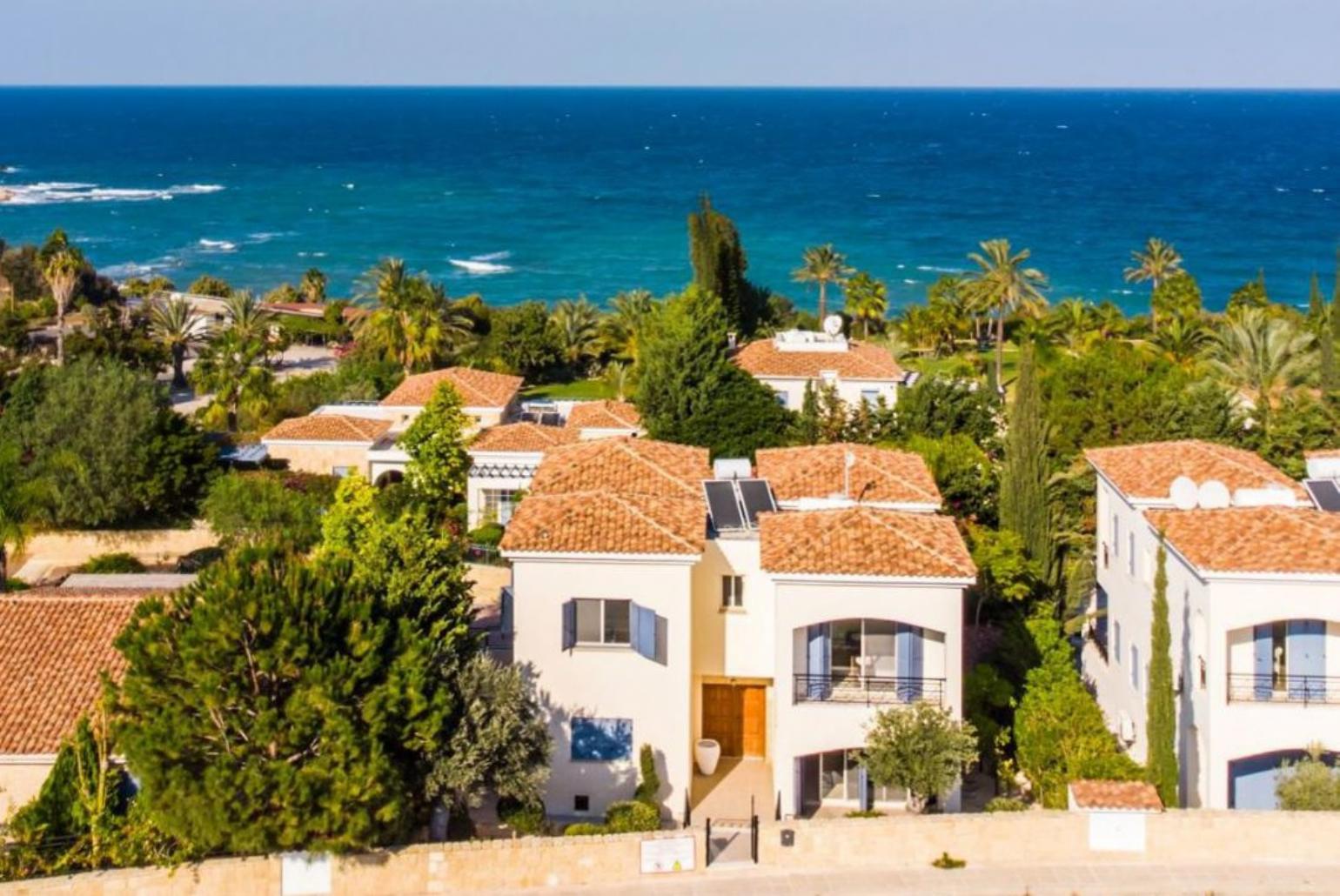 Beautiful villa with private pool and seaside location 