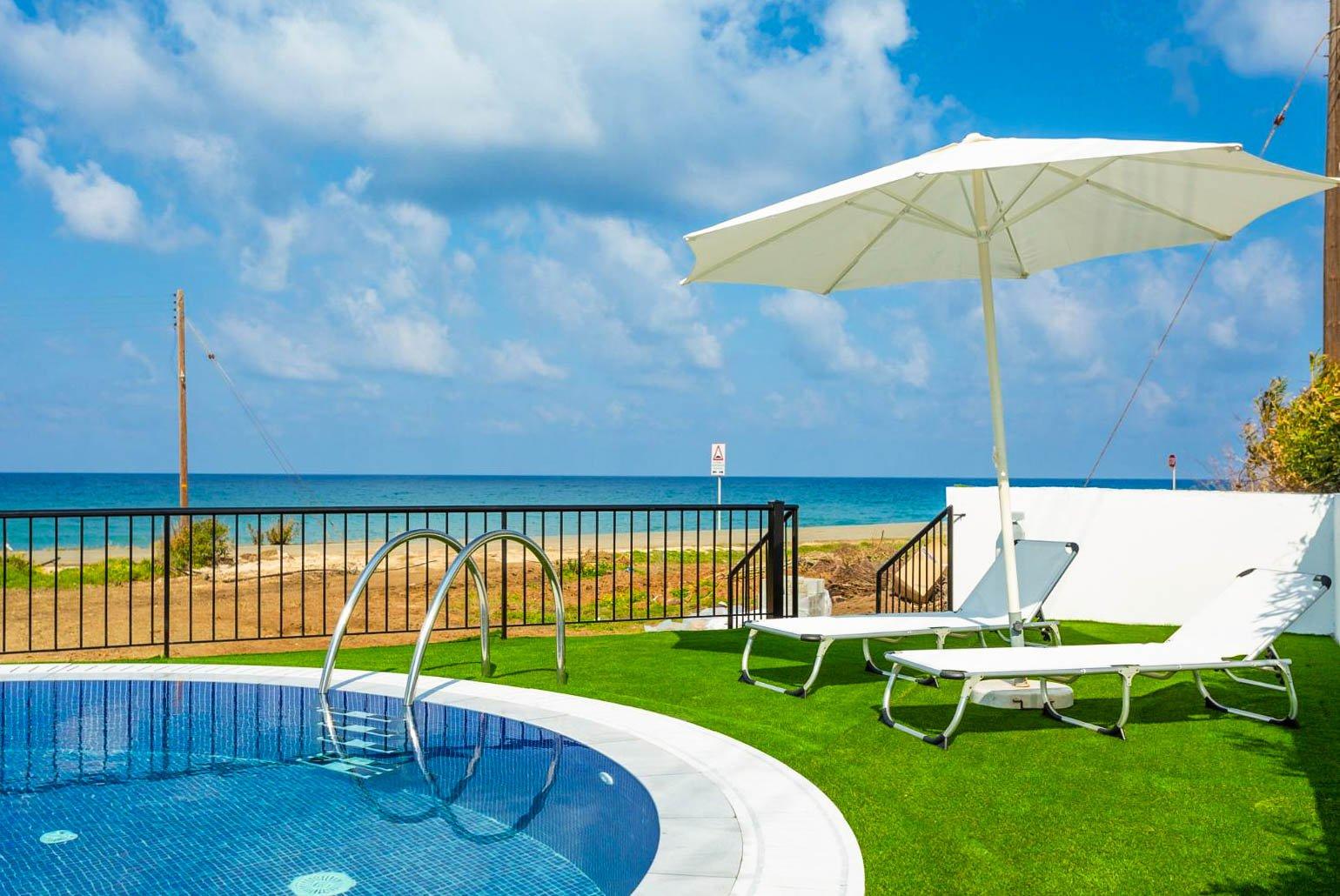 Private pool and terrace with panoramic sea views 