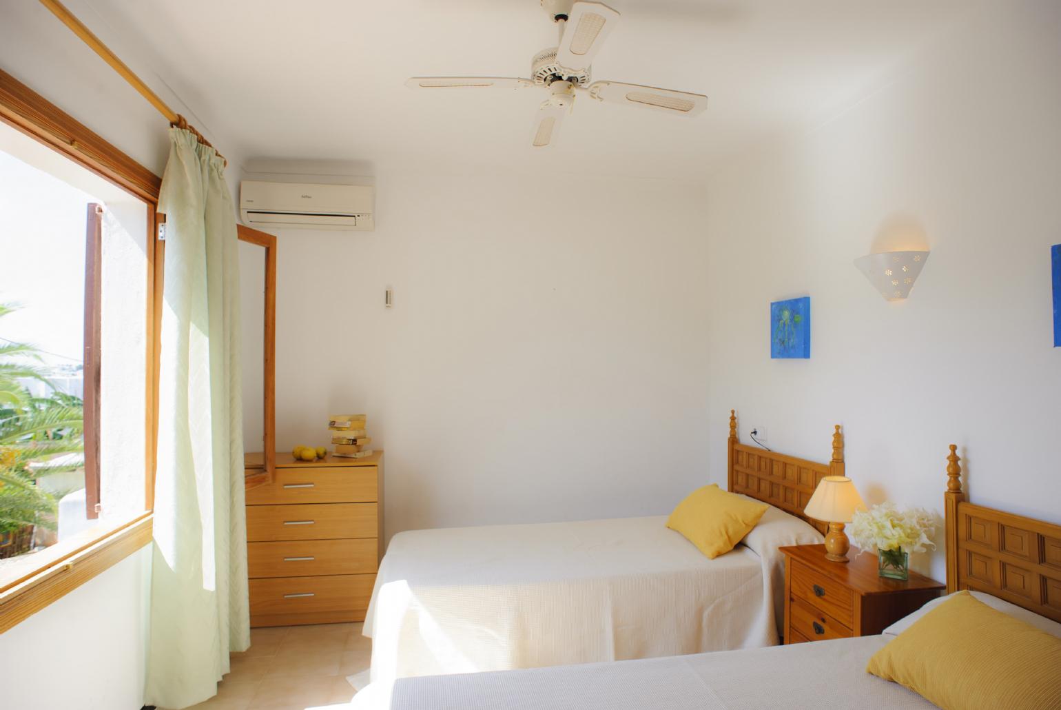 Twin bedroom with A/C