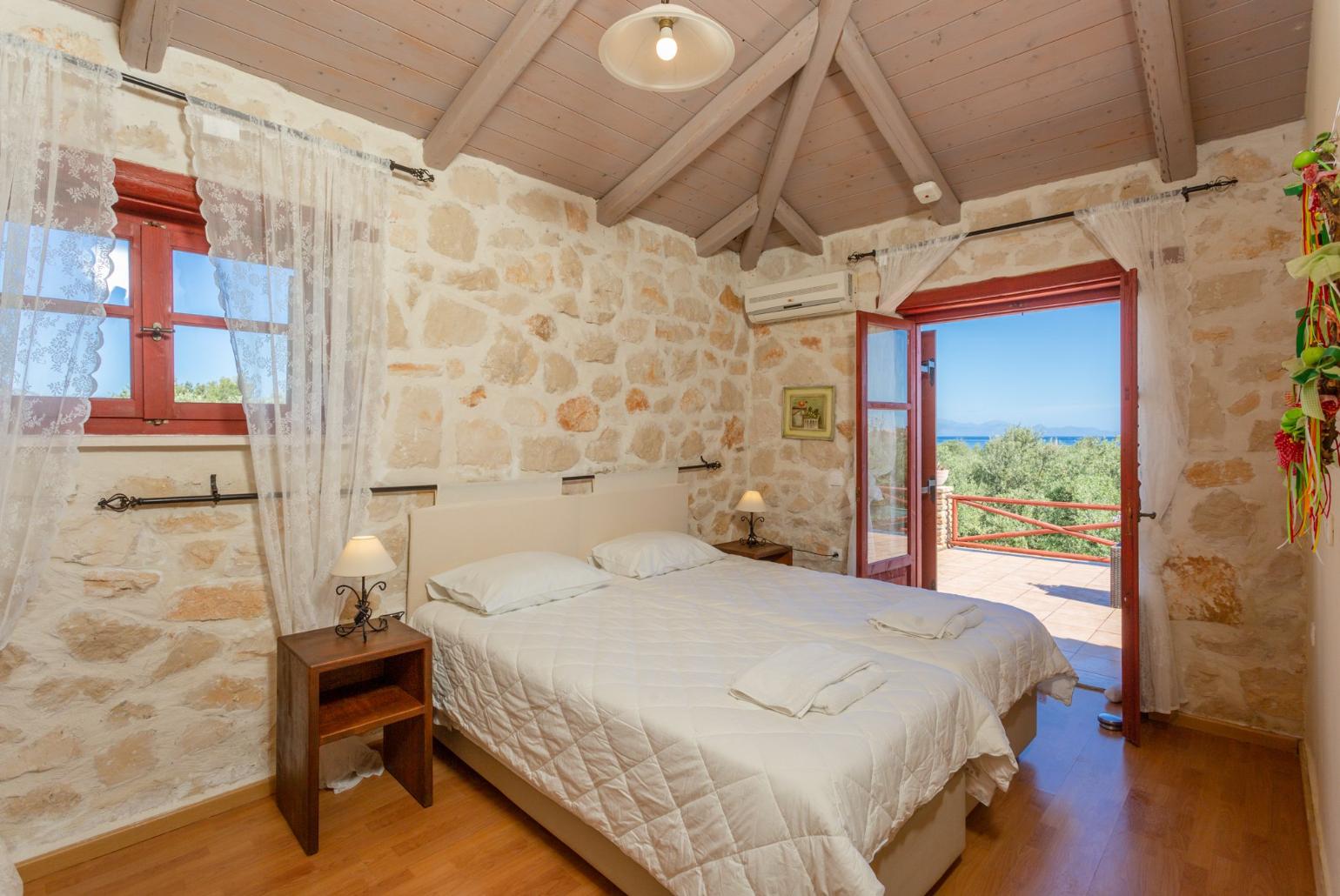 Twin bedroom with A/C and upper terrace access with sea views