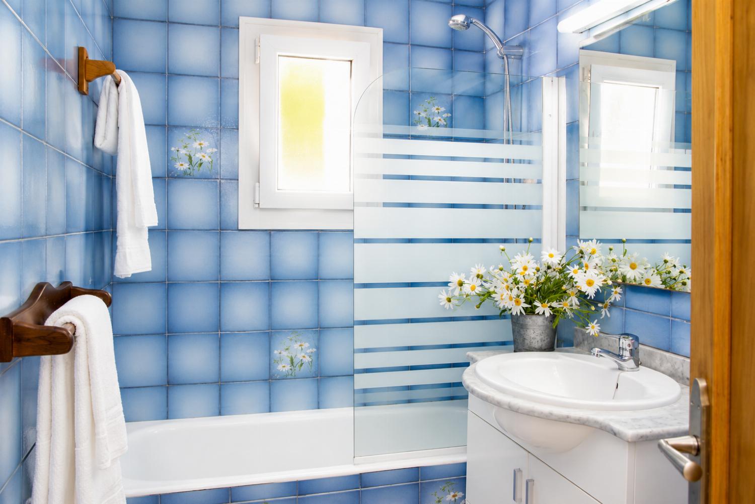 Family bathroom with bath with W/C