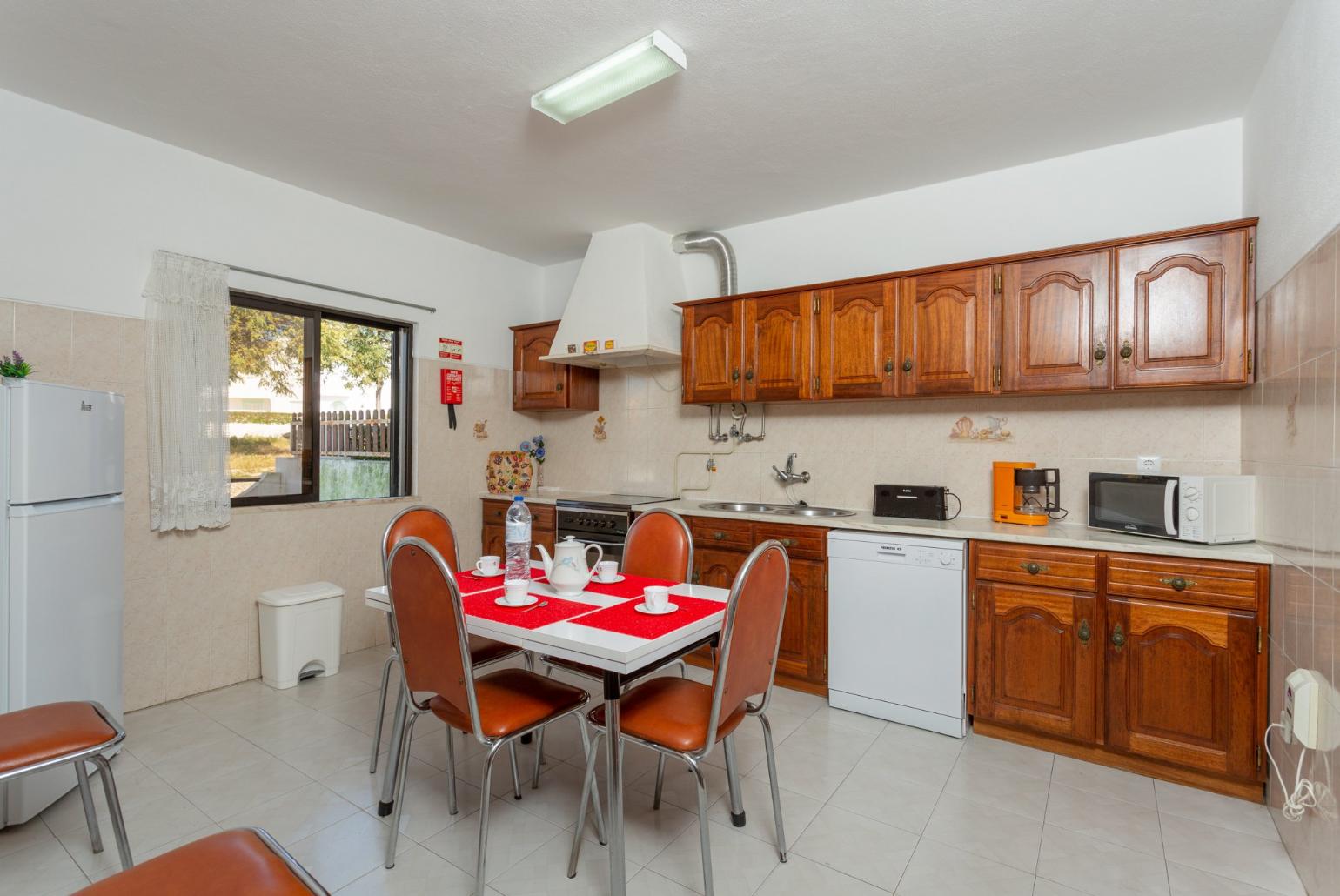 Equipped kitchen with dining area