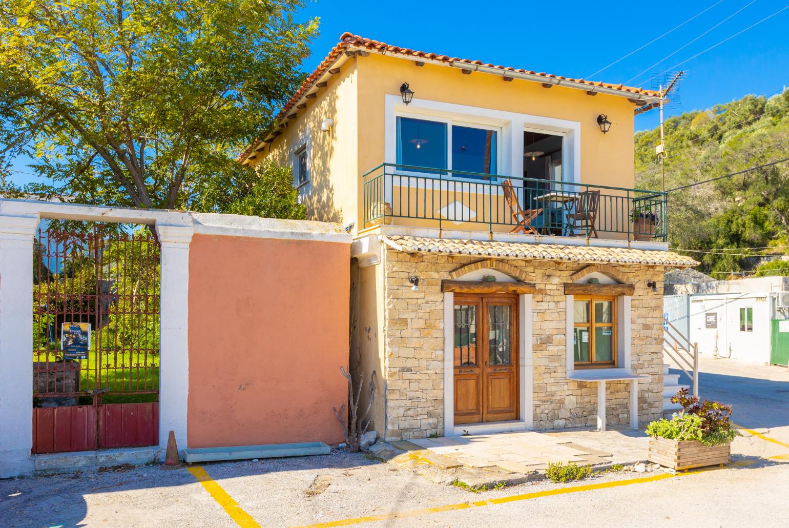 Beautiful upper-floor apartment with sea views