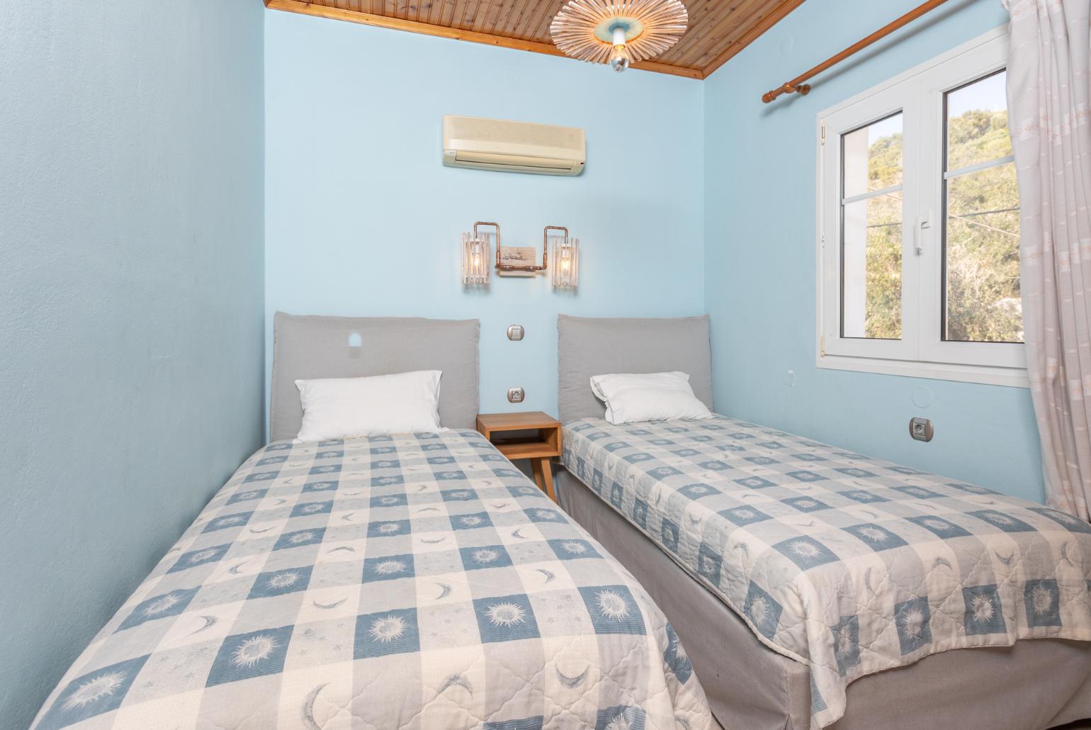 Twin bedroom with A/C