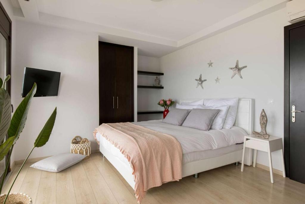 Double bed bedroom with TV and AC
