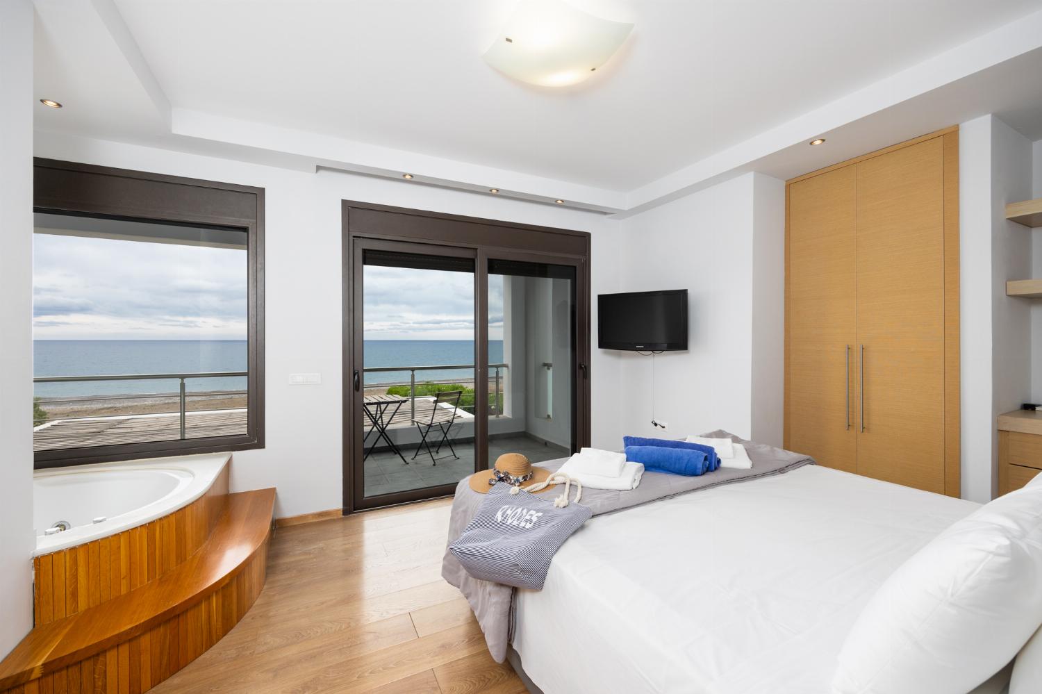 Double bedroom with en suite bathroom, jacuzzi, A/C, WiFi internet, and satellite TV