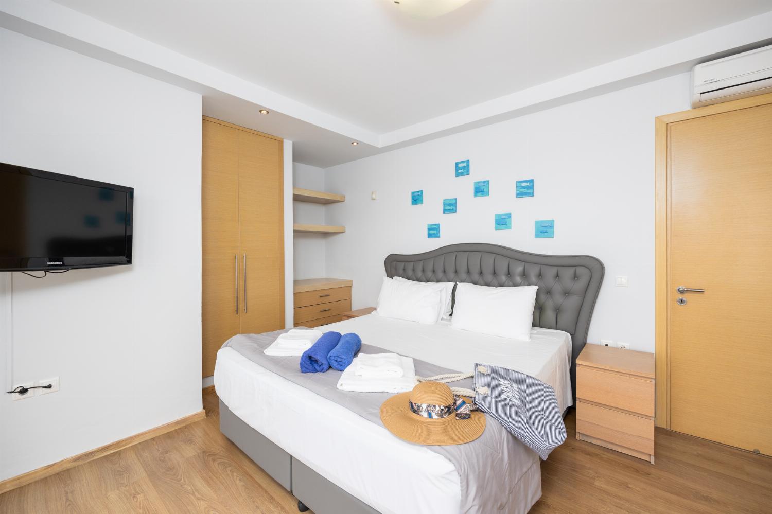 Double bedroom with en suite bathroom, jacuzzi, A/C, WiFi internet, and satellite TV