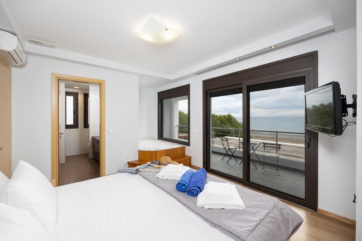 Double bedroom with en suite bathroom, jacuzzi, A/C, WiFi internet, and satellite TV