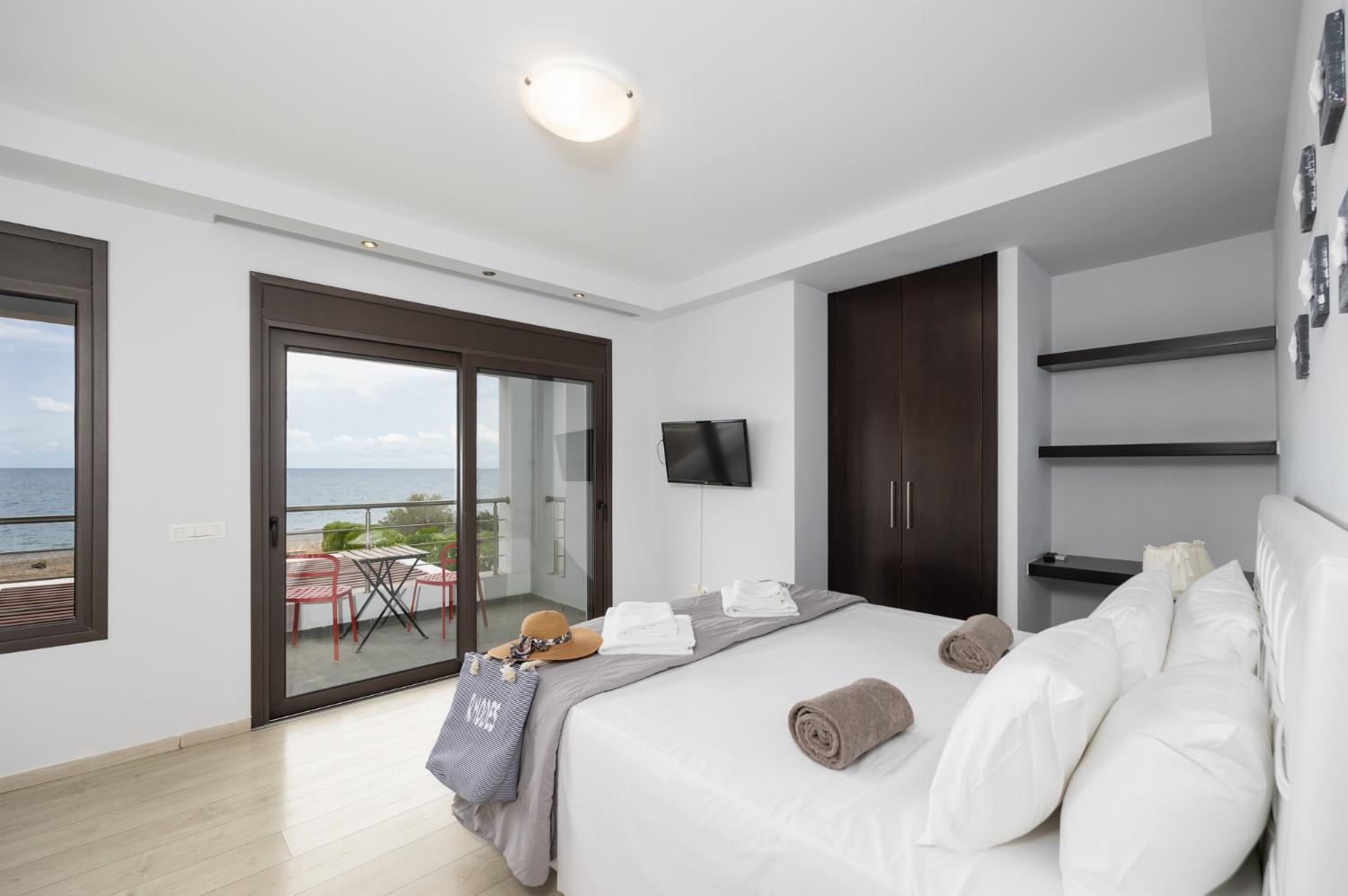 Double bedroom with en suite bathroom, A/C, TV, and sea views