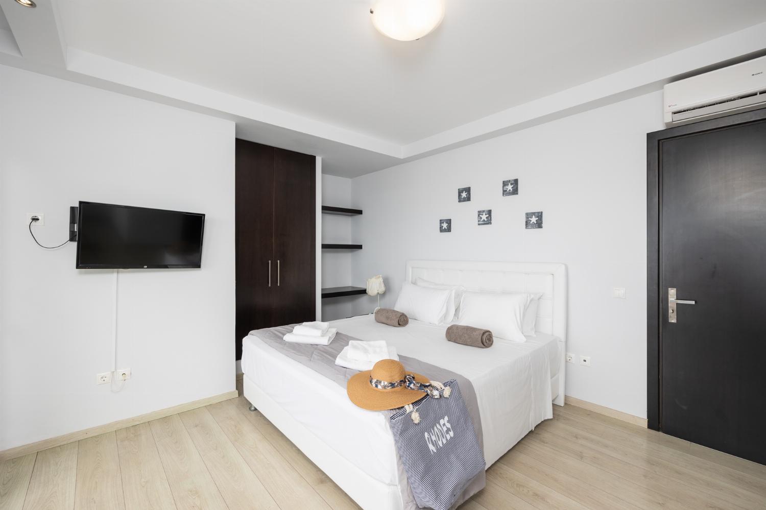 Double bedroom with en suite bathroom, A/C, TV, and sea views