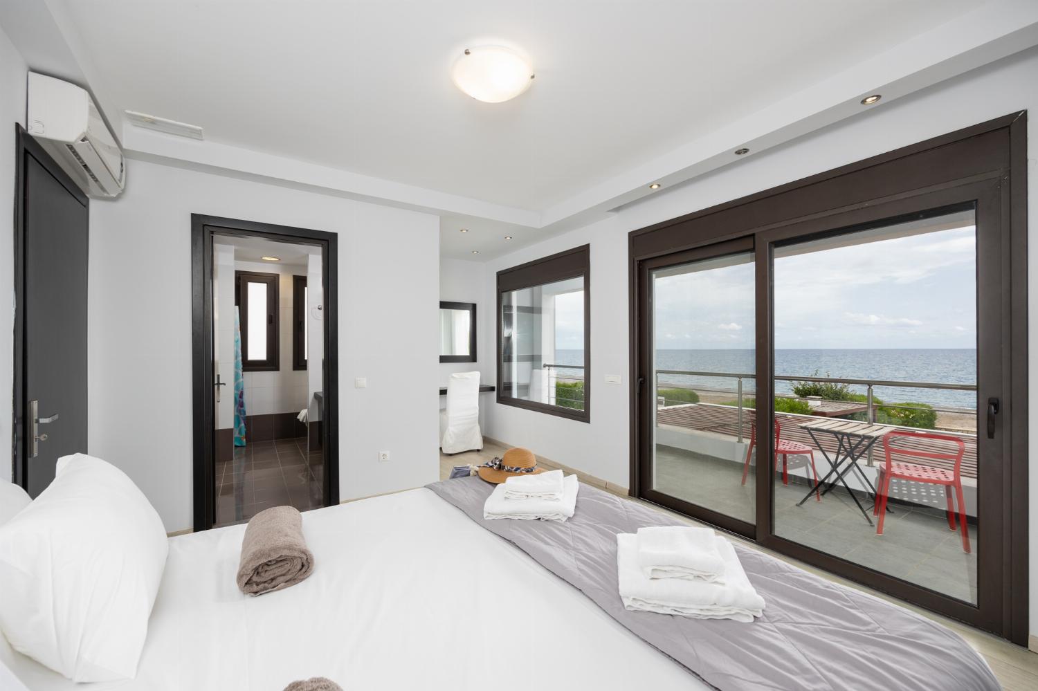 Double bedroom with en suite bathroom, A/C, TV, and sea views