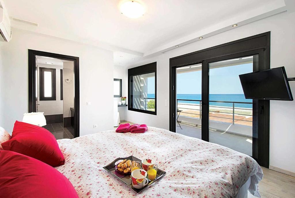 Double bedroom with en suite bathroom, A/C, TV, and balcony with panoramic sea views