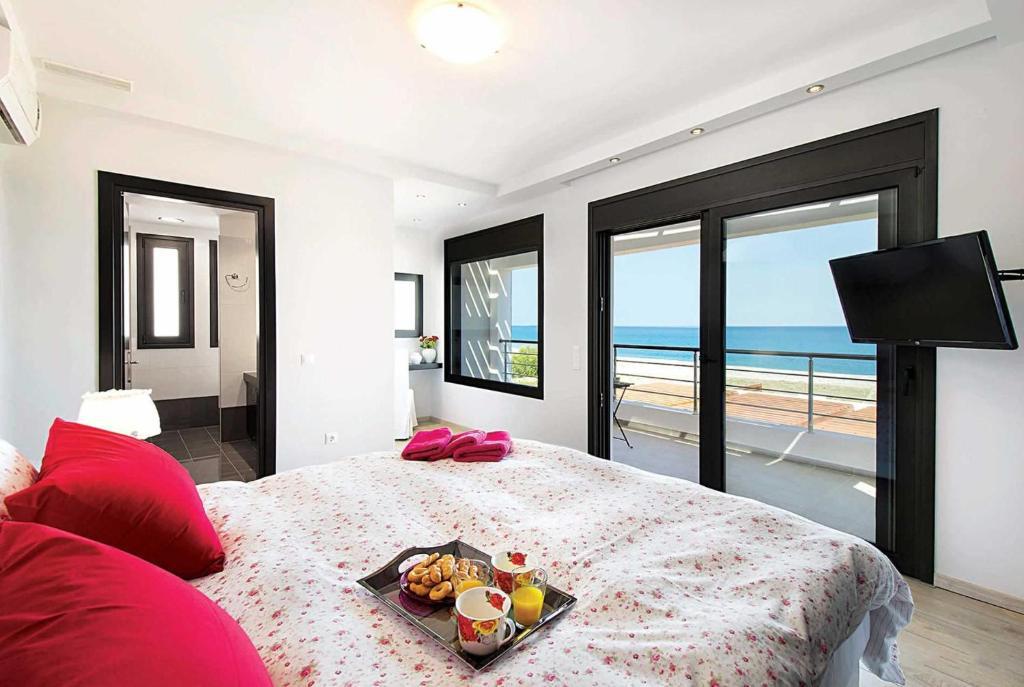 Double bedroom with en suite bathroom, A/C, TV, and balcony with panoramic sea views