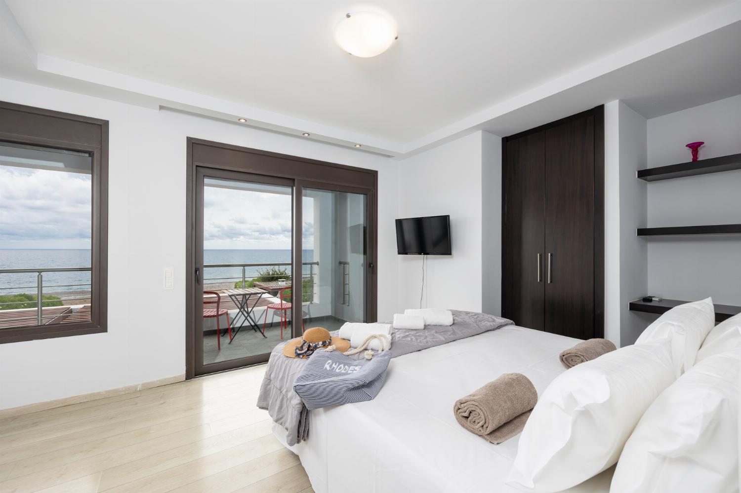 Double bedroom with en suite bathroom, A/C, TV, and sea views
