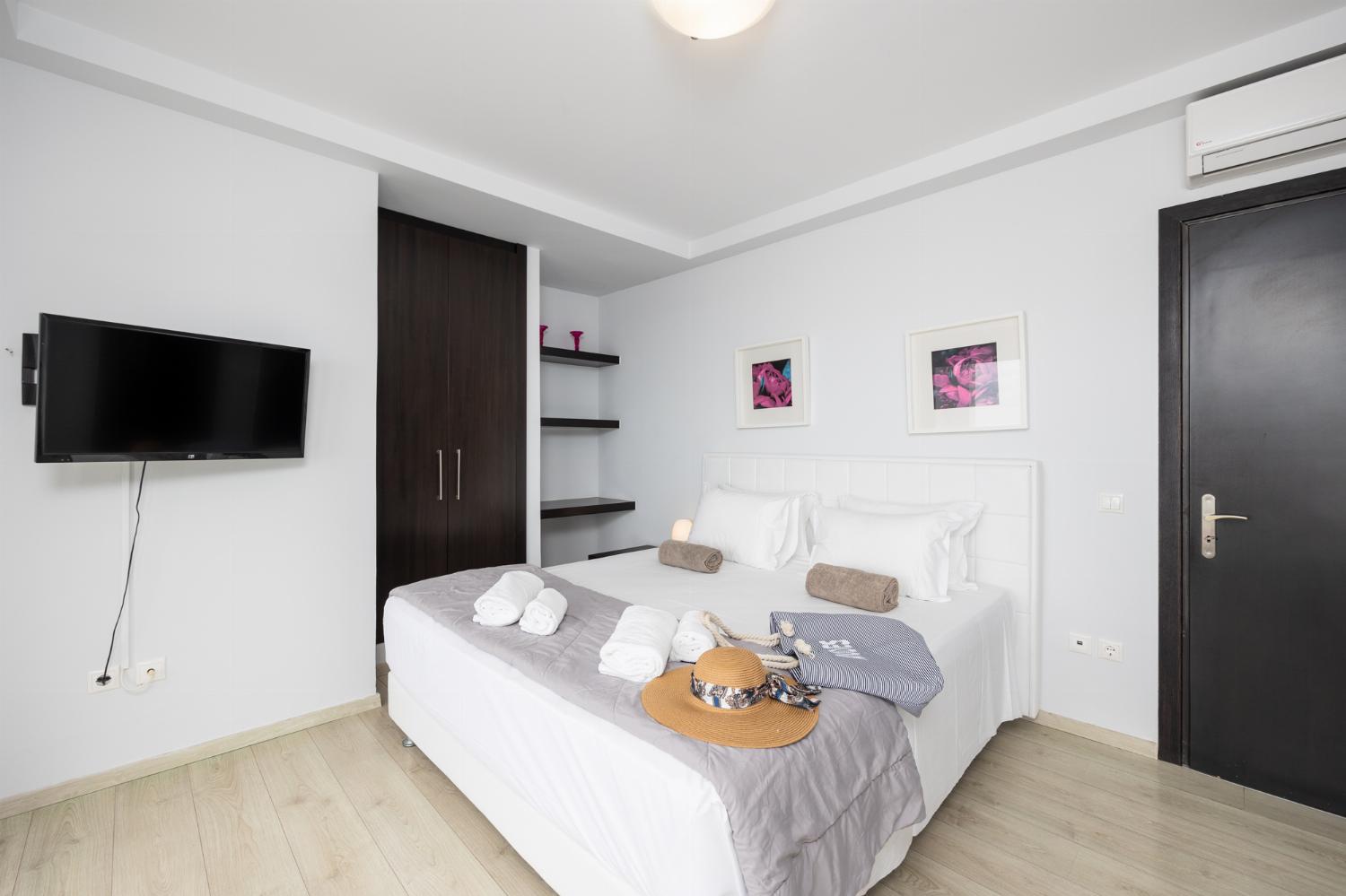 Double bedroom with en suite bathroom, A/C, TV, and sea views