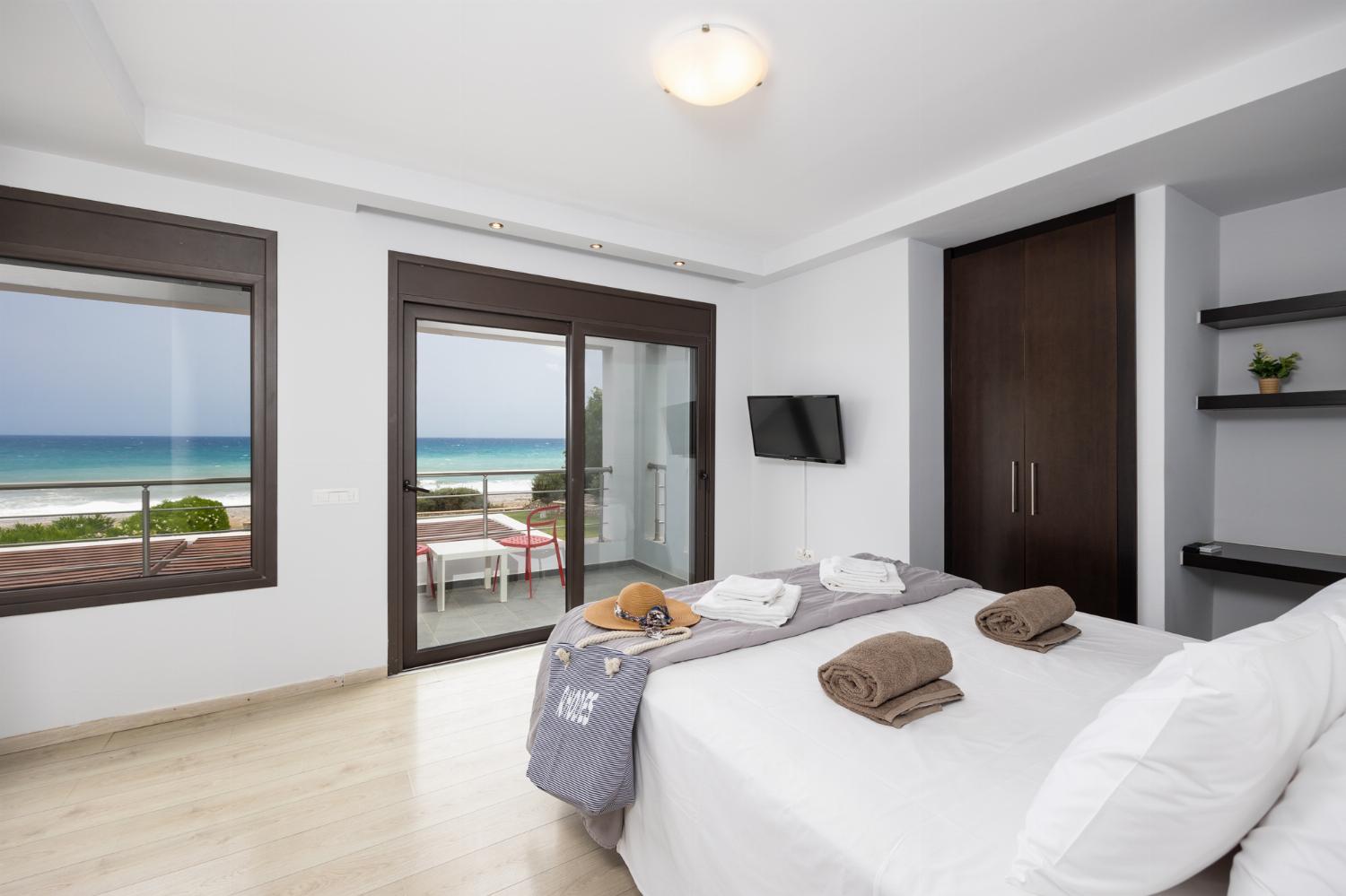 Double bedroom with en suite bathroom, A/C, TV, and sea views