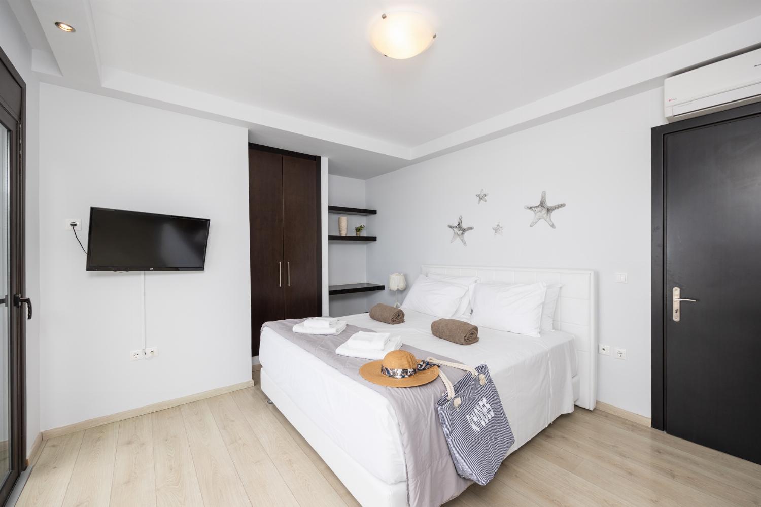 Double bedroom with en suite bathroom, A/C, TV, and sea views