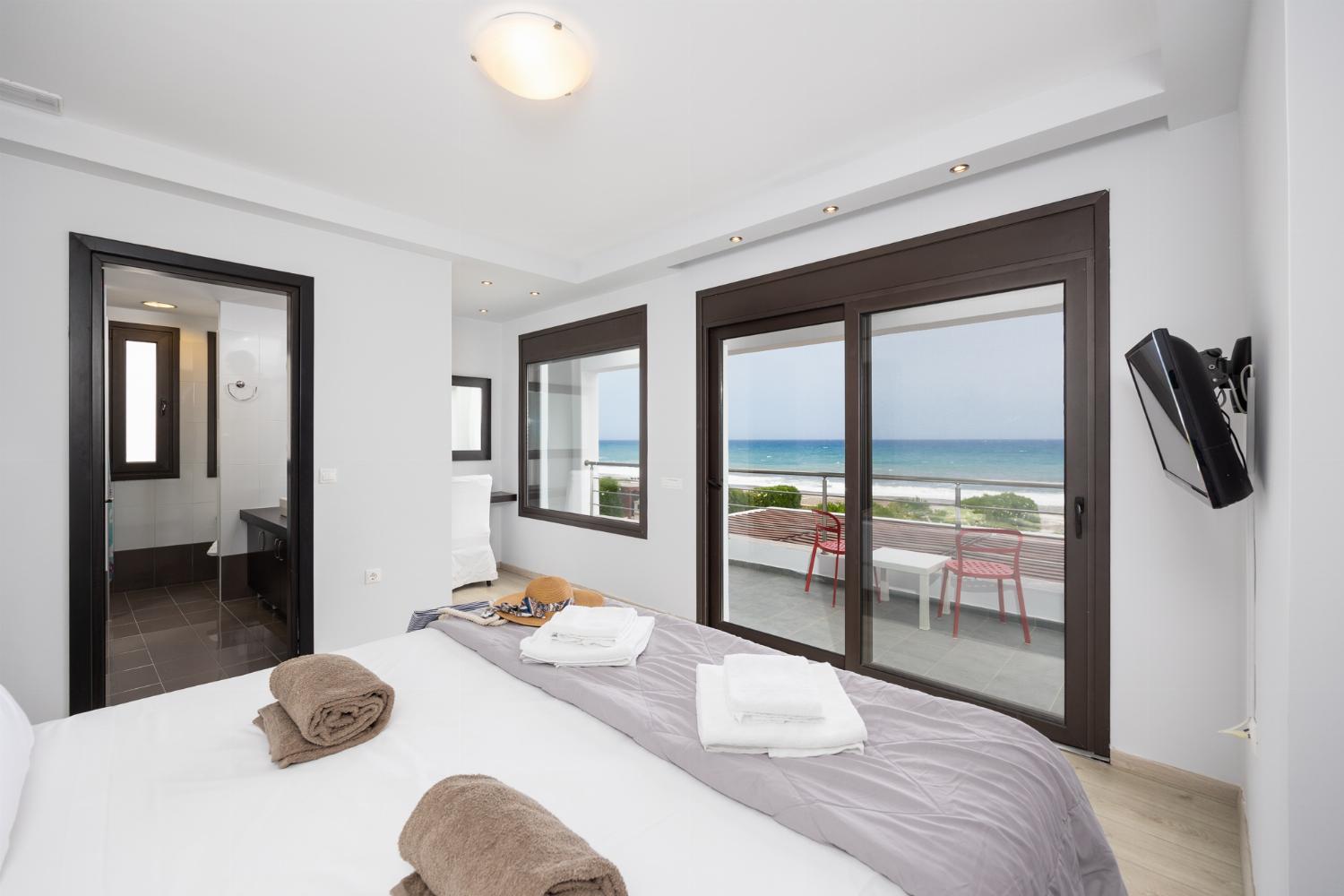 Double bedroom with en suite bathroom, A/C, TV, and sea views