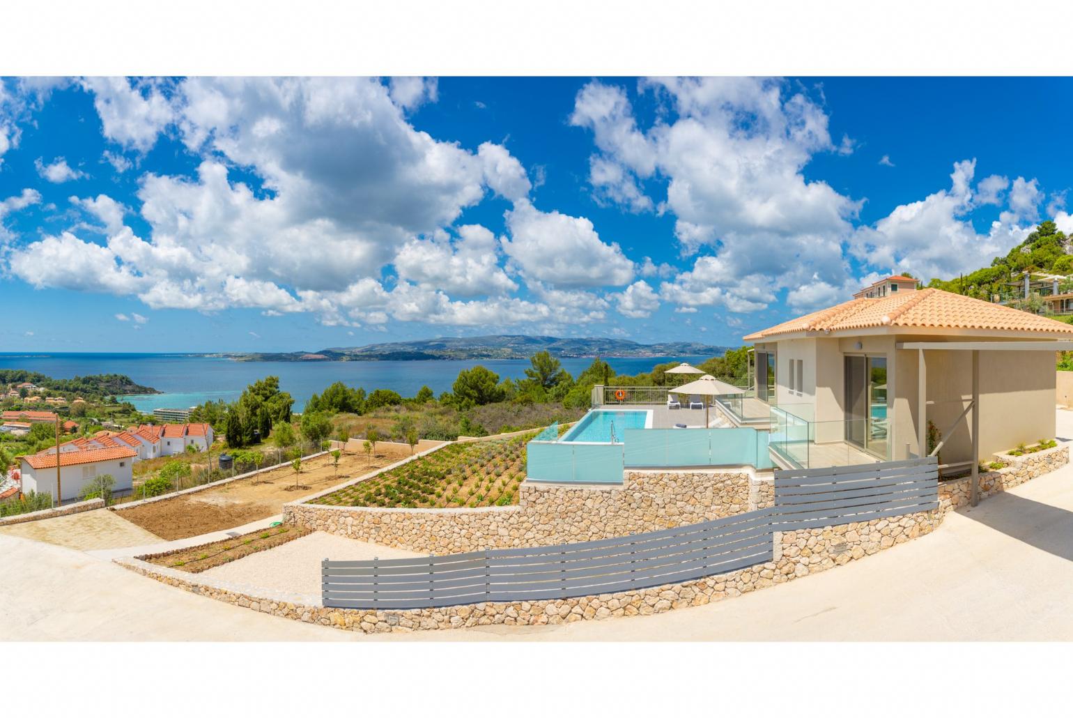Beautiful villa with private infinity pool and terrace with panoramic sea views 