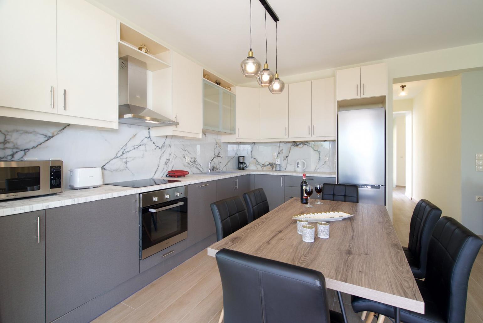 Equipped kitchen with dining area