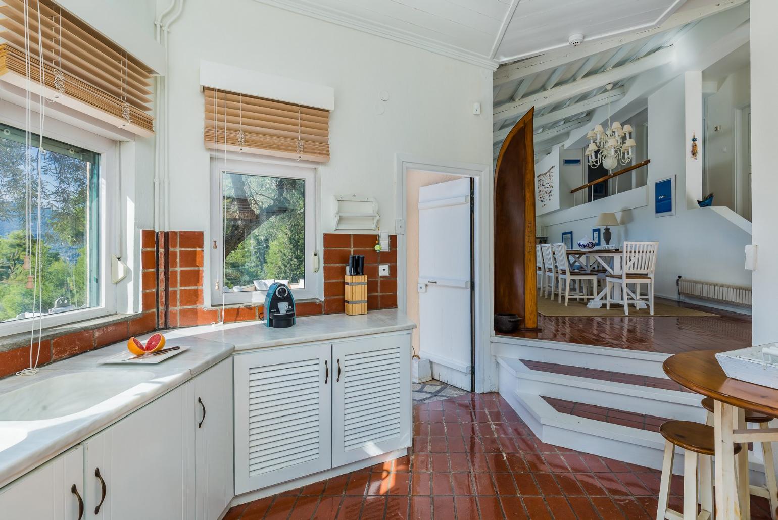 Equipped kitchen with dining area 