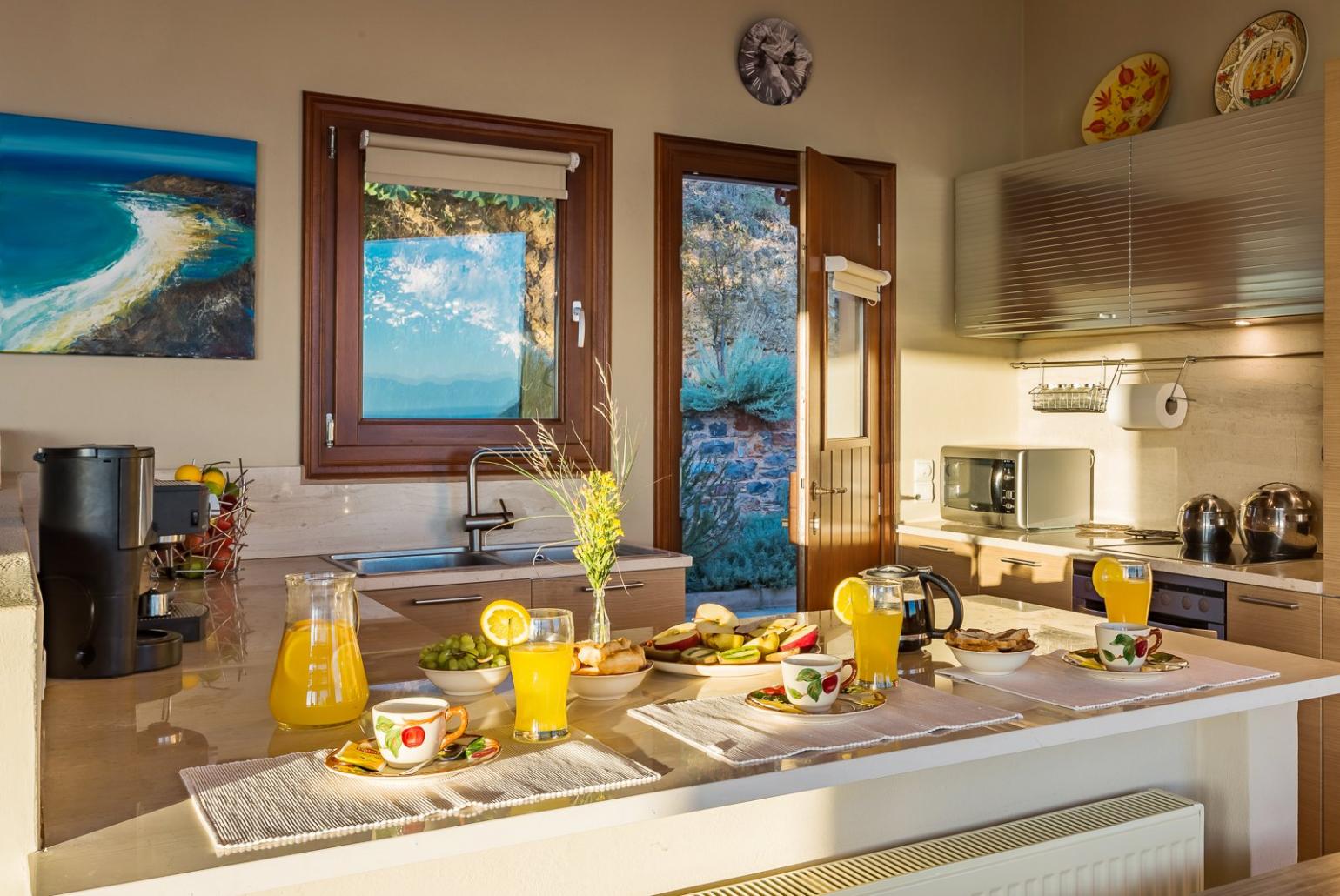 Equipped kitchen with dining area 