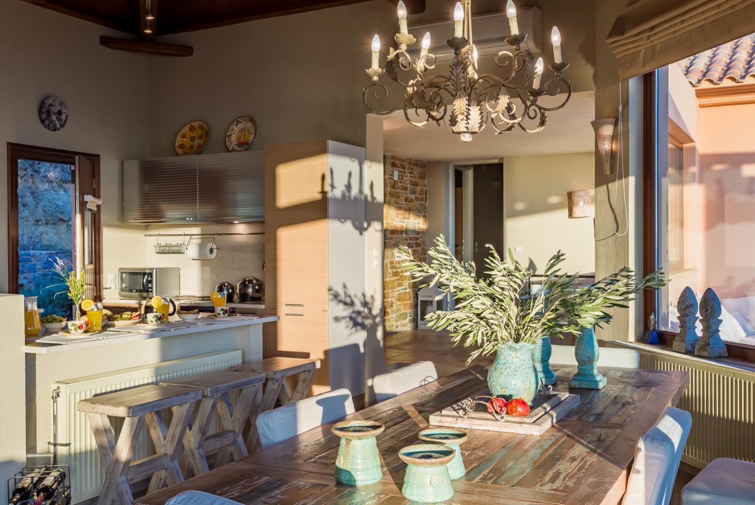 Equipped kitchen with dining area 