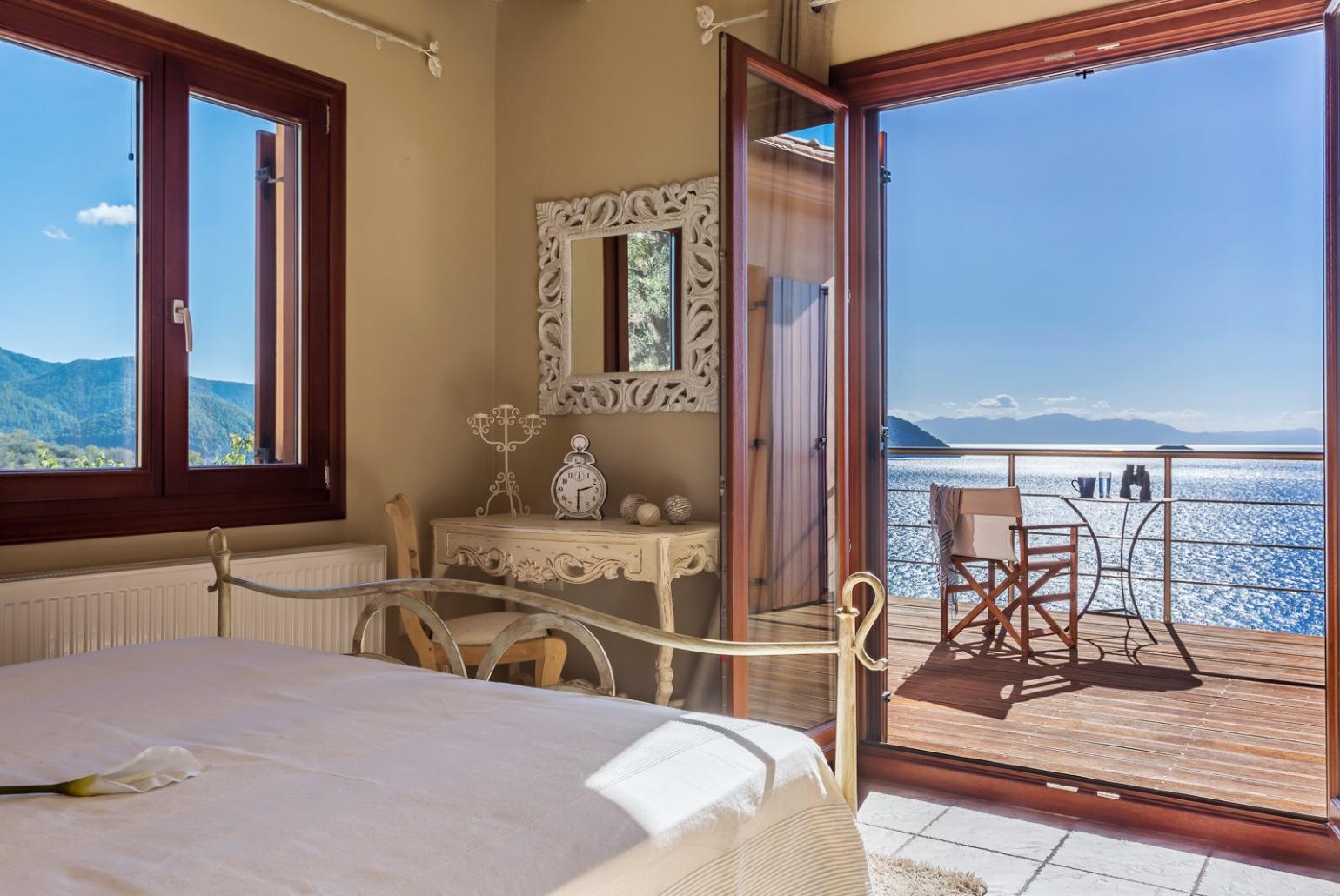 Double bedroom with terrace access and sea view