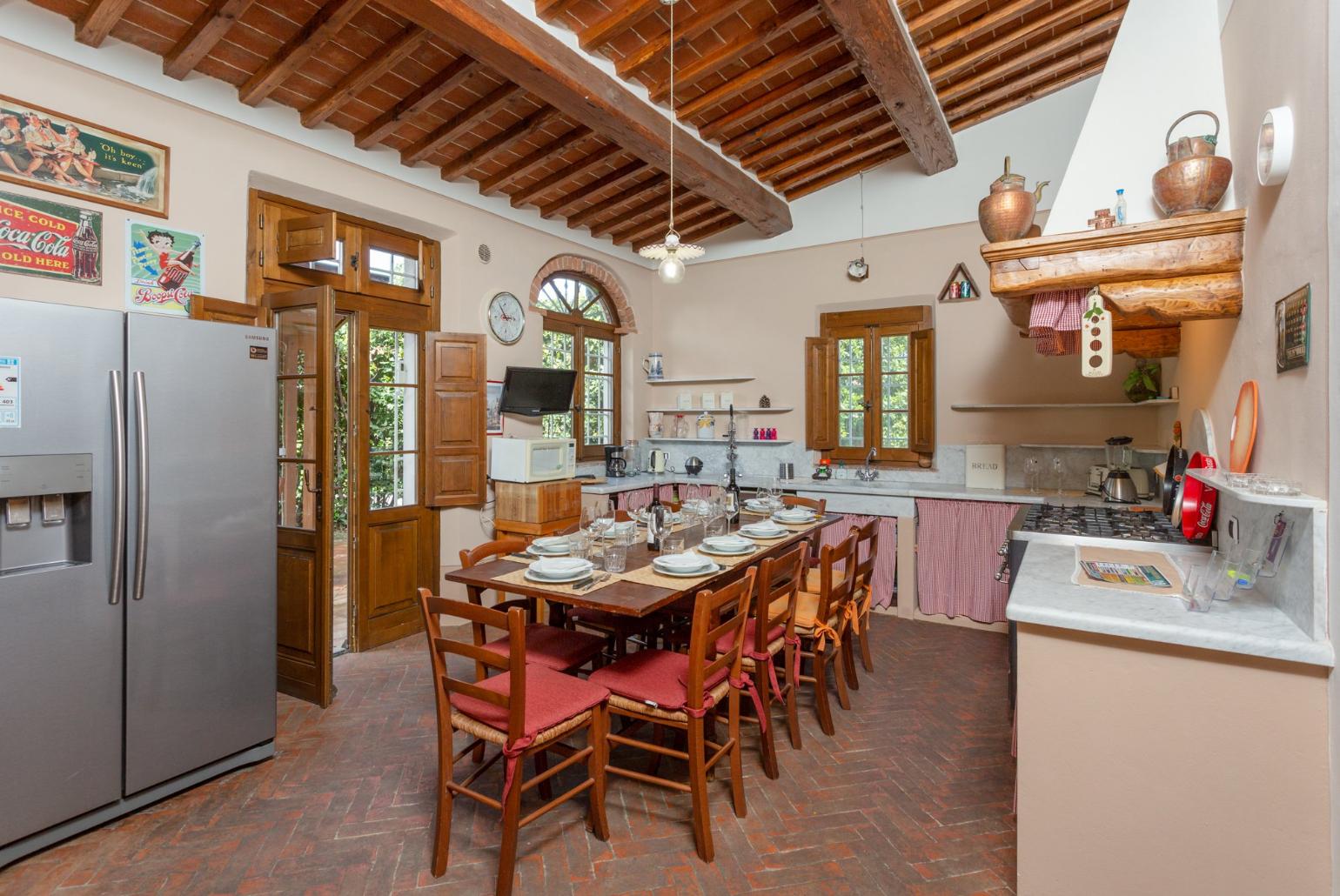 Equipped kitchen with dining area and terrace access