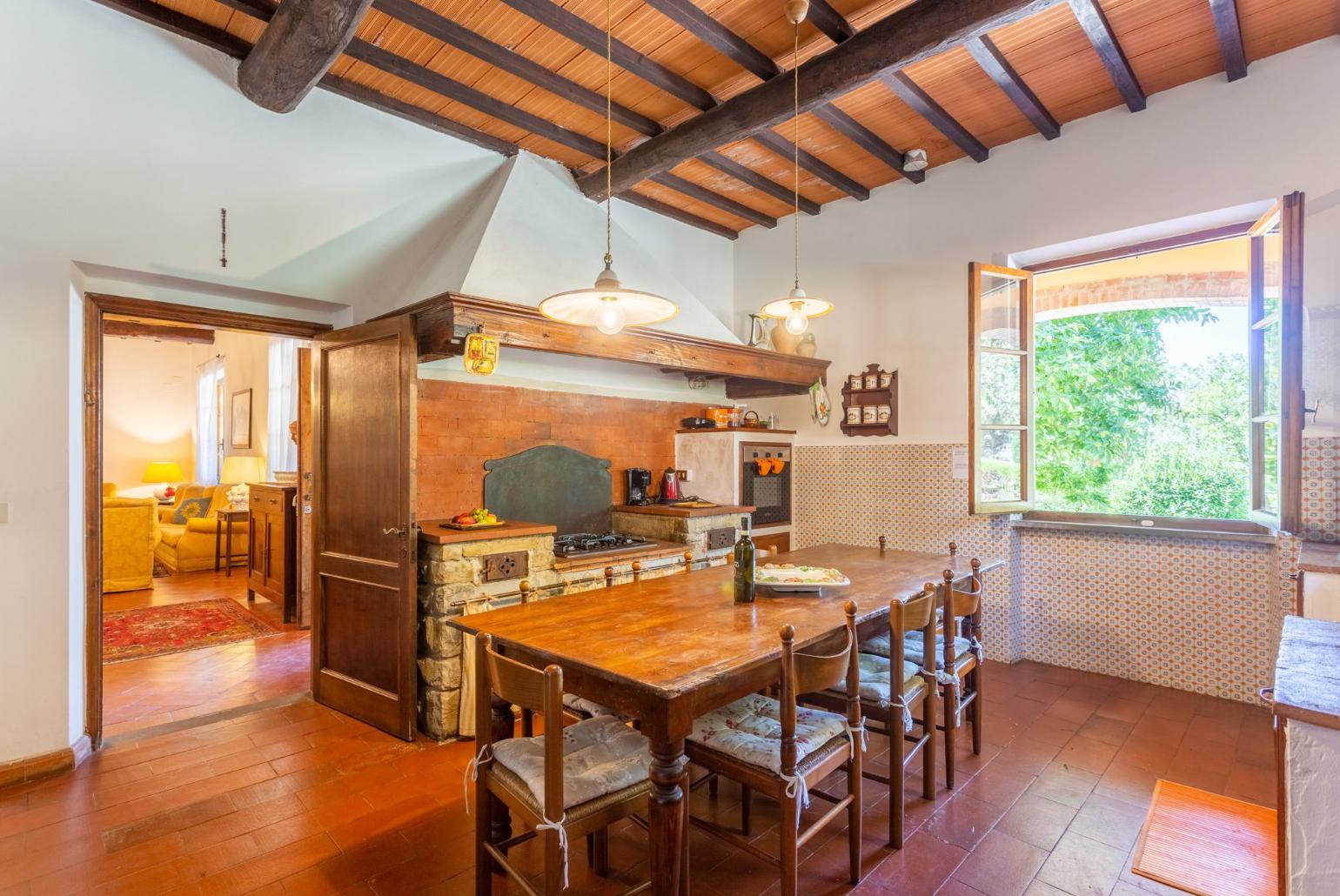 Equipped kitchen with dining area