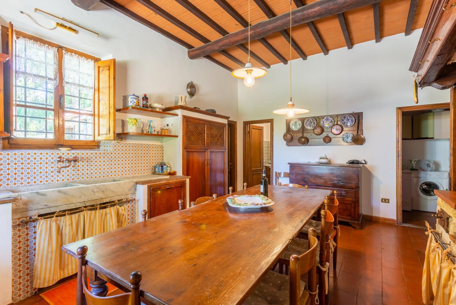 Equipped kitchen with dining area