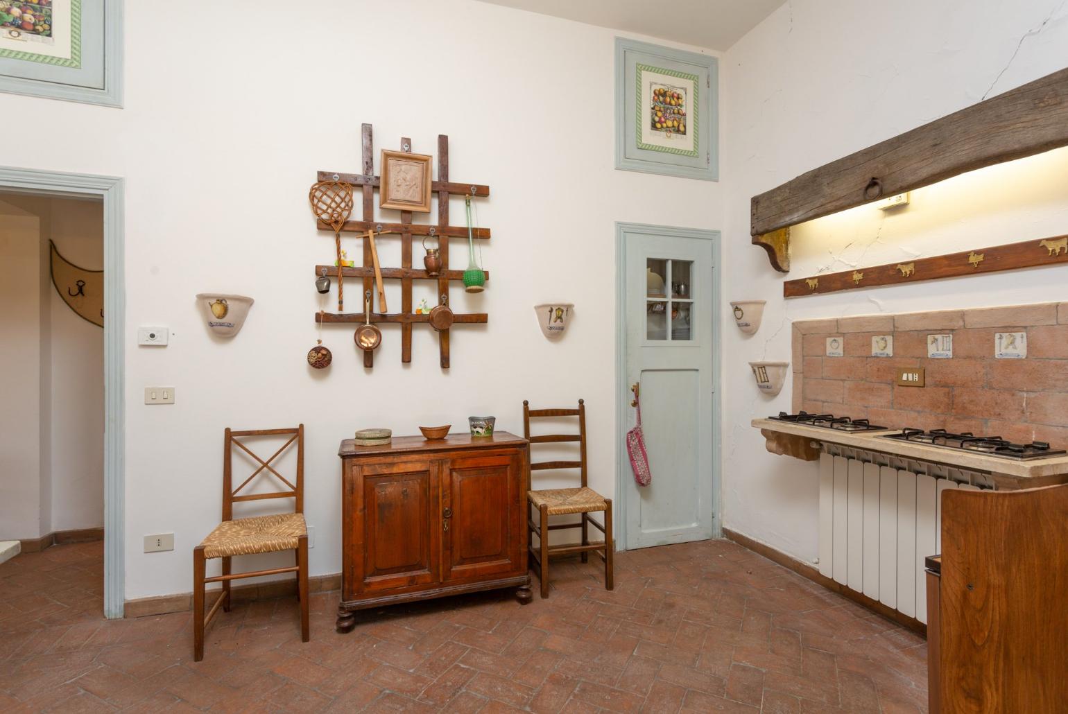 Equipped kitchen with dining area