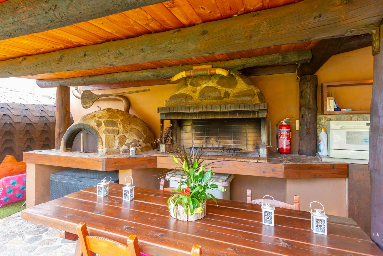 Sheltered terrace area with BBQ and wood-fired oven