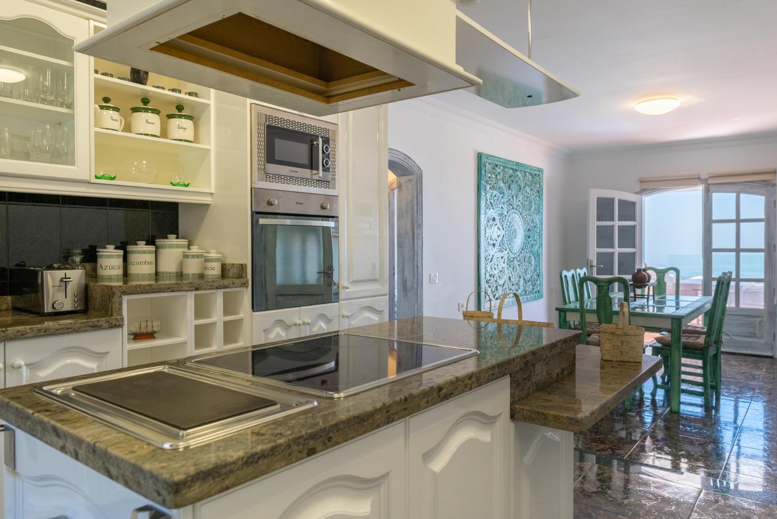 Equipped kitchen with dining area 